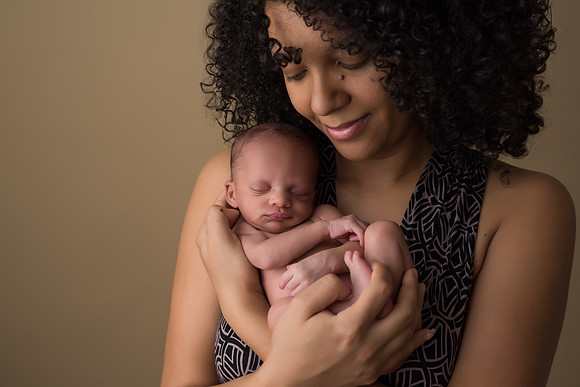 mom_posing_newborn_session