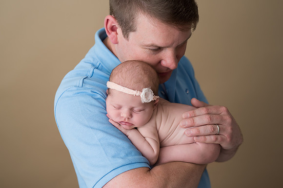 dad_posing_newborn_session