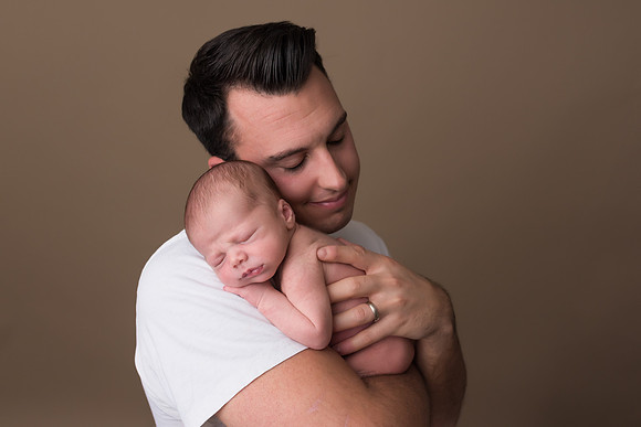 parent_posing_newborn_photo