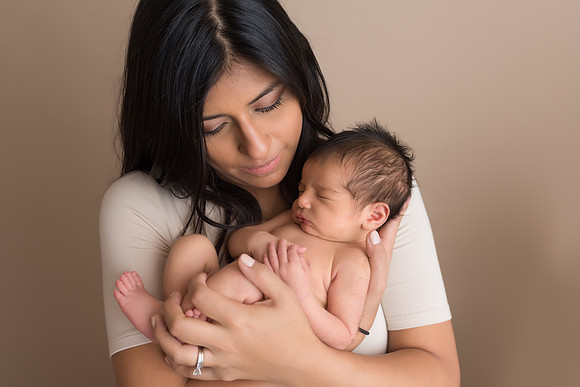 parent_posing_newborn_session
